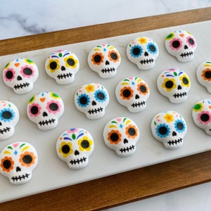 Calavera del Día de los Muertos Azúcar comestible (12 piezas) Adornos para cupcakes o pasteles de Lucks - Día de los Muertos, Halloween, La Calavera, Fiesta espeluznante
