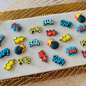SUPERHERO COMIC BOOK Actie-assortiment - 12 of 24 stuks cupcakes/caketoppers eetbare royal icing - pow, bang, zap, boom, bom