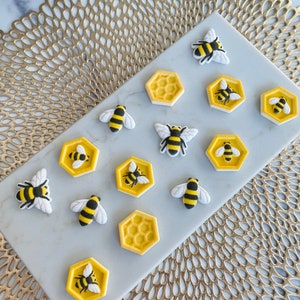 15 HONEY BEES EDIBLE Sugar Cupcake or Cake Toppers - Bee Decorations for Party Desserts, Birthdays, Spring Themed Party