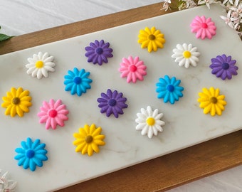 DAISY ASSORTMENT Edible Sugar Decorations - 20 Pieces Cupcake or Cake Toppers - Spring, Mother's Day Floral Decorations