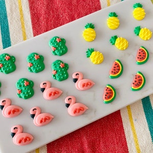 TROPICAL VIBES Sortiment Essbare Royal Icing Dekorationen (12 oder 24 Stück) Cupcake/Kuchen Topper - Kaktus, Flamingo, Ananas, Wassermelone
