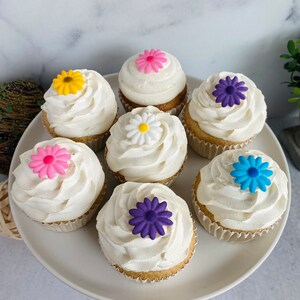 DAISY ASSORTMENT Edible Sugar Decorations 20 Pieces Cupcake or Cake Toppers Spring, Mother's Day Floral Decorations image 3