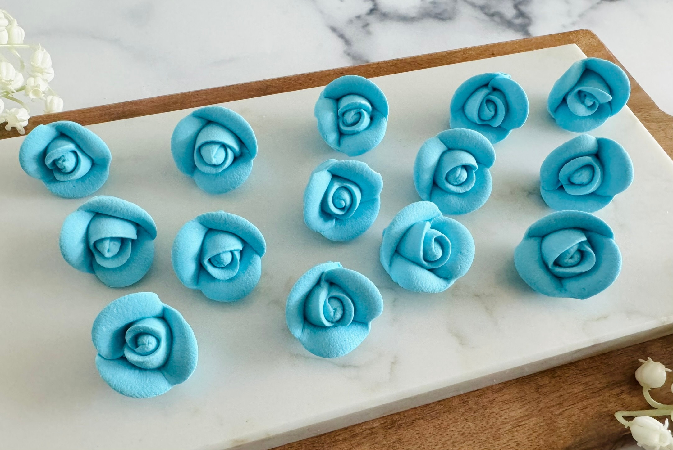 Produktbild von Essbare Kuchendekoration - 12 Blaue Rosen Aus Reispapier, Für Kuchen & Torten