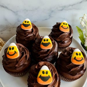 CANDY CORN FACES Sortiment Essbare Zuckerdekorationen - 12 Stück Cupcake oder Kuchen Dekorationen für Halloween Partys