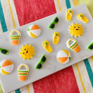 SUMMER FUN ASSORTMENT Essbare Zuckerdekorationen (20 Stück) Cupcake oder Kuchendeckel - für Geburtstagsfeiern zum Thema Sommer oder Strand