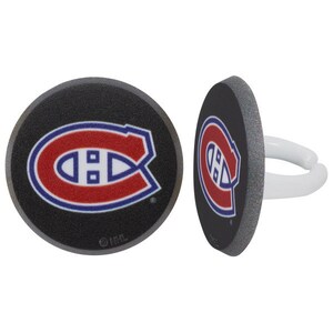 Op de afbeelding: Twee ronde taarttoppers met een witte ring. De toppers hebben het logo van de Montreal Canadiens op een zwarte achtergrond. Het logo is rood, blauw en wit.
