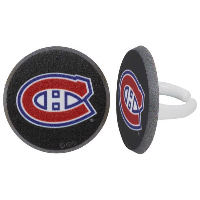 Op de afbeelding: Twee ronde taarttoppers met een witte ring. De toppers hebben het logo van de Montreal Canadiens op een zwarte achtergrond. Het logo is rood, blauw en wit.