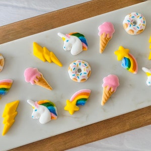 REGENBOGEN & EINHÖRNER MAGISCHE essbare Zuckerdekorationen - 20 Stück Cupcake oder Kuchendekorationen - Regenbogen, Einhörner, Blitz, Donuts, Eiscreme