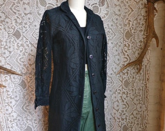 Schwarzer Mantel aus Baumwollspitze