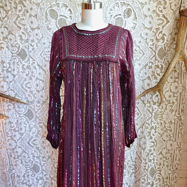 Burgund Gaze Baumwolle und Regenbogen Lurex Kleid wie besehen