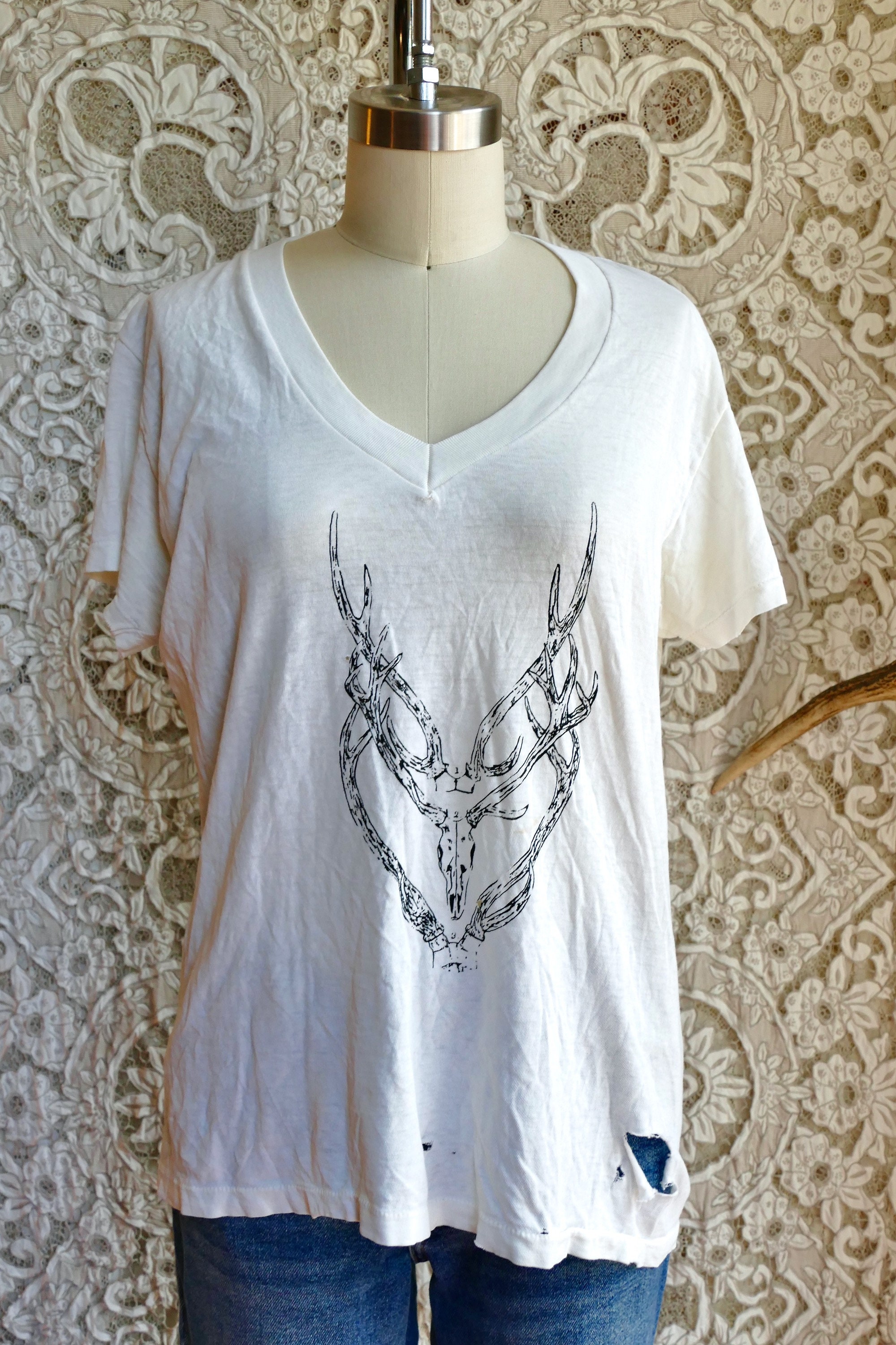 ダメージ加工のホワイトディアVネックTシャツ - Etsy 日本
