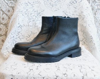Schwarze Ankle Boots aus genarbtem Leder Gr. 75