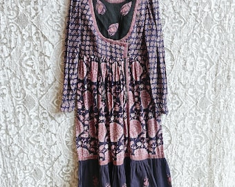 Lila Indisches Baumwoll Kleid mit gesteppter Applikation