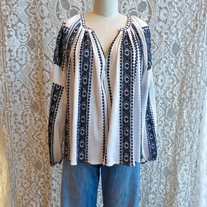 刺繍入りブラックガーゼコットンペザントブラウス