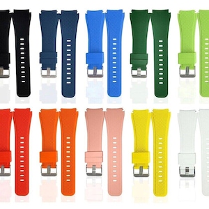 Puede incluir: Una colección de correas de reloj coloridas en varios tonos, incluyendo negro, azul marino, azul, verde, verde lima, rojo, naranja, rosa, amarillo y blanco. Cada correa tiene una hebilla y una serie de agujeros para ajustar.