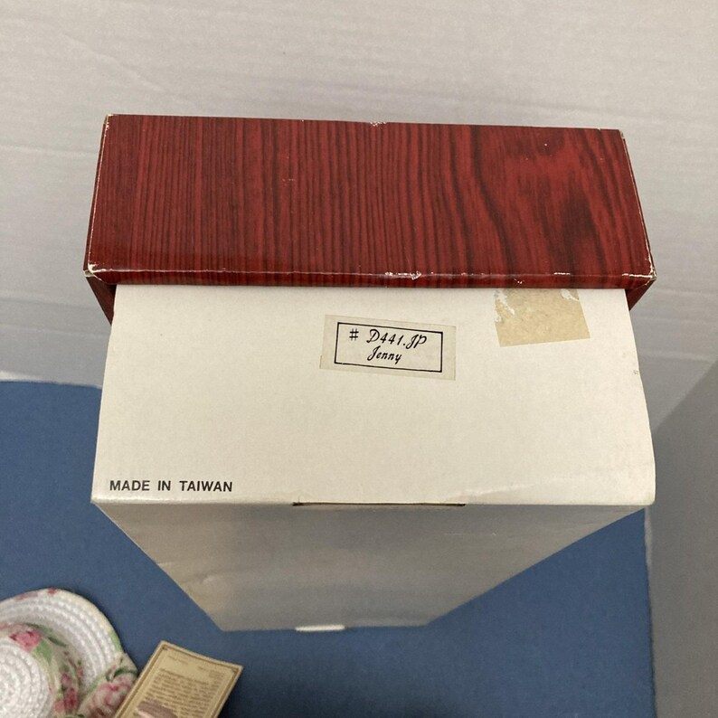 Caja abierta - Colección de muñecas Dynasty Anna n.° D441.JP - Jenny (1988) - Sin certificado de autenticidad imagen 14