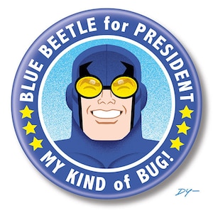 K&ouml;nnte beinhalten: Ein blauer und gelber Knopf mit einem Comic-Superhelden, der eine blaue Maske und eine Schutzbrille tr&auml;gt. Der Knopf lautet "Blue Beetle for President" und "My Kind of Bug!"