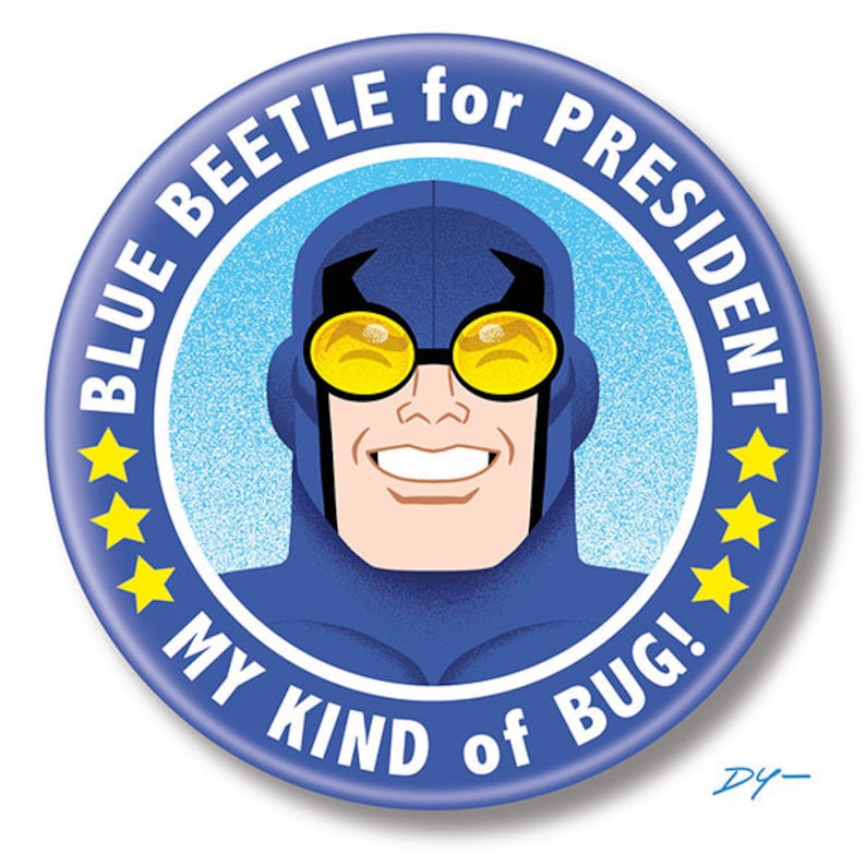 K&ouml;nnte beinhalten: Ein blauer und gelber Knopf mit einem Comic-Superhelden, der eine blaue Maske und eine Schutzbrille tr&auml;gt. Der Knopf lautet "Blue Beetle for President" und "My Kind of Bug!"