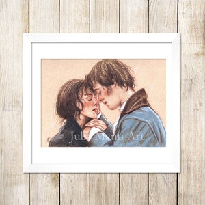 Könnte beinhalten: Ein Aquarellgemälde, das ein sich umarmendes Paar zeigt. Die Frau hat dunkles Haar und trägt ein schwarzes Kleid. Der Mann hat braunes Haar und trägt eine blaue Jacke. Das Gemälde ist vor einem hellbraunen Hintergrund platziert. Die Unterschrift des Künstlers, "Jula Mann Art", ist in der rechten unteren Ecke sichtbar.