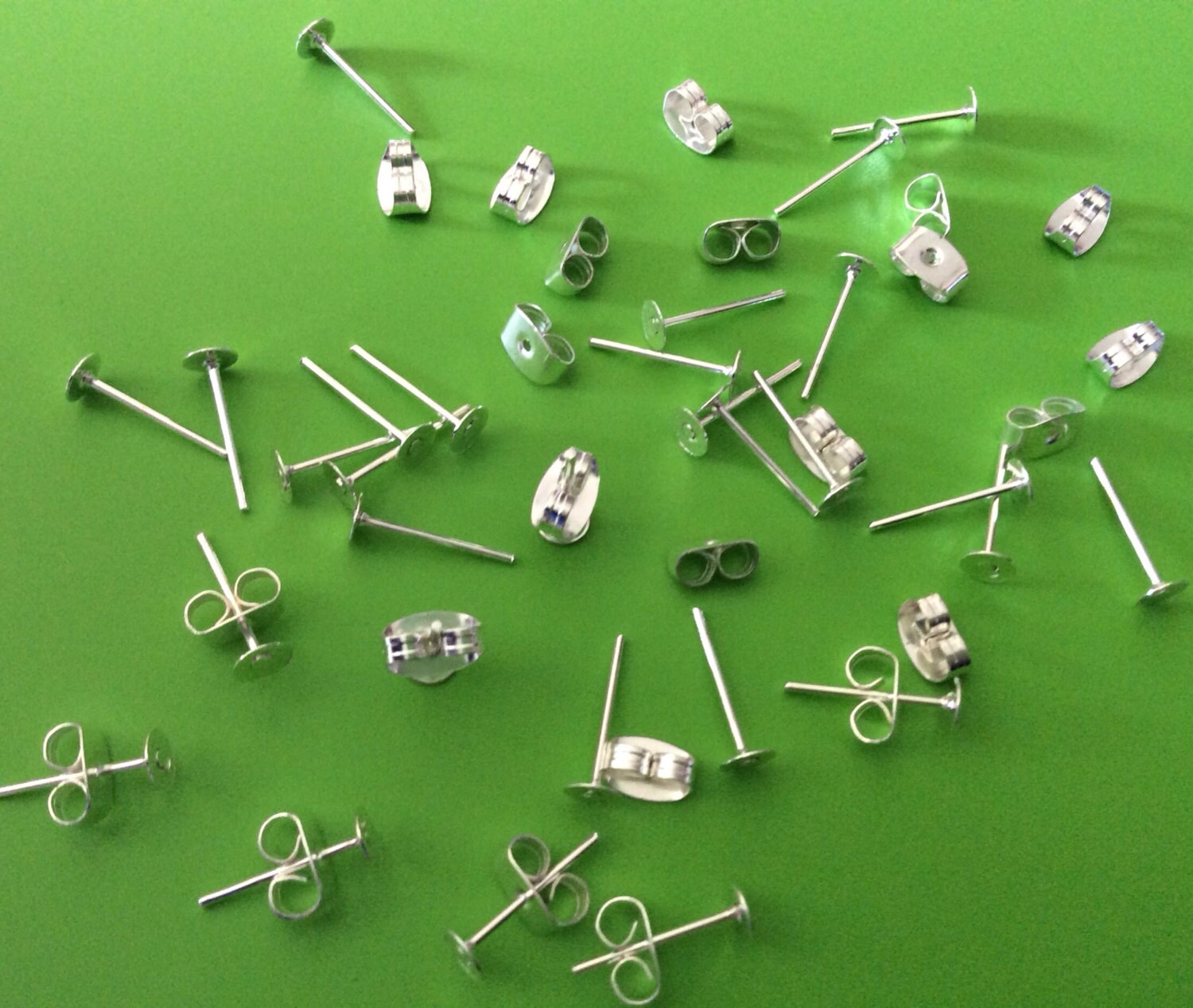 poste 100 ensembles 4 mm couleur, platine de boucle d'oreille boucle d'oreille de poste avec l'oreille au dos, platine, noix d'oreille platine, platin