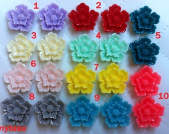 Könnte beinhalten: Zehn Paare farbenfroher, blumenförmiger Harz-Cabochons, nummeriert von 1 bis 10. Die Cabochons sind in verschiedenen Farben, darunter Lila, Rot, Gelb, Grün, Blau, Rosa und Grau.