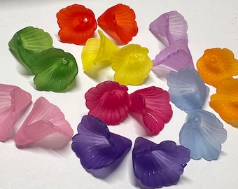 40 st Lucitblommor i blandade färger, 18 mm breda x 19 mm långa, färgglad Lucitblomma, blandad Lucitblomma, Lucit, hartsblomma, blomkit, (LC3)