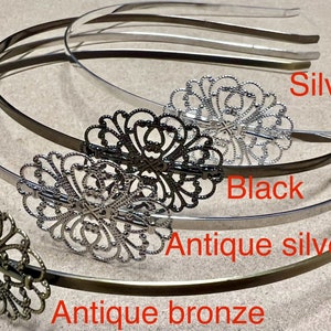 Peut inclure: Quatre bandeaux métalliques avec des accents de filigrane décoratifs. Les bandeaux sont en argent, noir, argent antique et bronze antique.