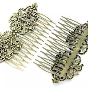 Op de afbeelding: Twee goudkleurige haar kammen met ingewikkelde bloemmotieven. De kammen hebben een decoratieve, sierlijke uitstraling en zijn perfect om elke haarstijl een vleugje elegantie te geven.