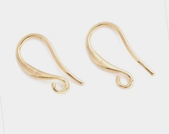 Op de afbeelding: Een paar gouden oorhaken. De haken zijn gemaakt van metaal en hebben een gladde, gepolijste afwerking.