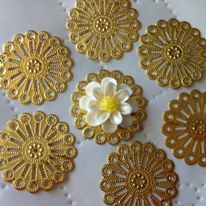 30 pcs 25 mm filigree pendants, Gold color plated ,iron base setting,gold color connector,gold color Link, Great for resin cabochon flower,