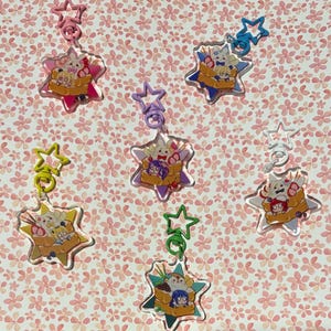 Puede incluir: Una taza de cerámica blanca con un asa negra y el texto "But First, Coffee" en negrita negra. La taza está sobre un fondo borroso. La taza mide aproximadamente 10 cm de altura.