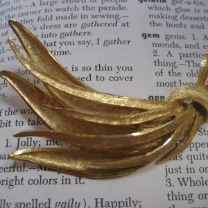 Vintage brooch pin, Bundle of leaves, Gold tone brushed metal, 1960s