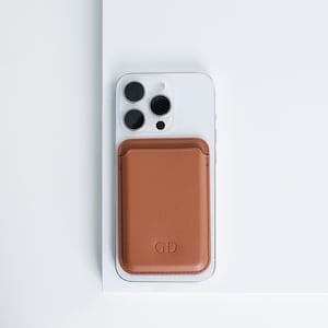 Portefeuille personnalisé avec monogramme, cadeau unique compatible avec les iPhone 16, 15, 14, 13, 12 Portefeuille Magsafe personnalisé en relief