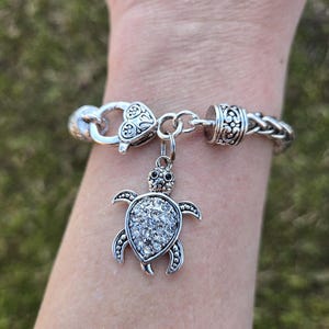 Sea turtle bracelet, sealife bracelet, turtle gift, marine bracelet, nautical gift, ocean bracelet, turtle jewelry, chunky charm bracelet