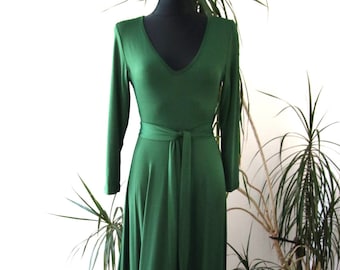 Long green dress, tied at the waist, long dress, size US 4, Uk 8 , EUR 36, FR 38, vintage.