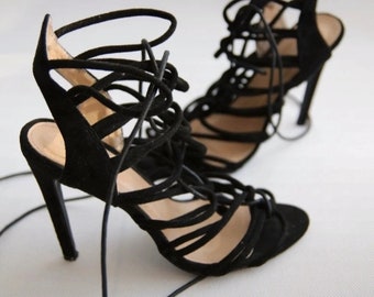 zwarte sandalen, maat EUR 38, US 7,5. Romeinse schoenen, suède.