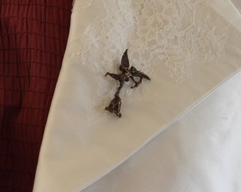 Broche cupidon édouardienne, broche en bronze antique, broche flèche de Cupidon dans une pochette en satin, bijoux épingles pour robe victorienne, broche vintage