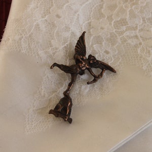 Broche cupidon édouardienne, broche en bronze antique, broche flèche de Cupidon dans une pochette en satin, bijoux épingles pour robe victorienne, broche vintage image 2