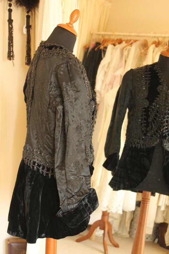 Victorian black velvet jacket, damask & velvet be… - image 4