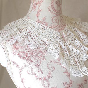 White antique lace collar, scalloped edge handmade lace decoration, square shaped lace collar, Victorian costume collar.