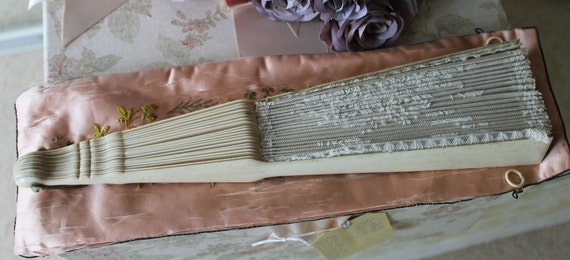 Victorian lace and satin hand fan, cream bovine b… - image 1