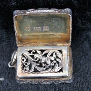 Victorian silver vinaigrette, made by Edward Smith, Birmingham 1898 silver, engraved silver locket pendant, image 2