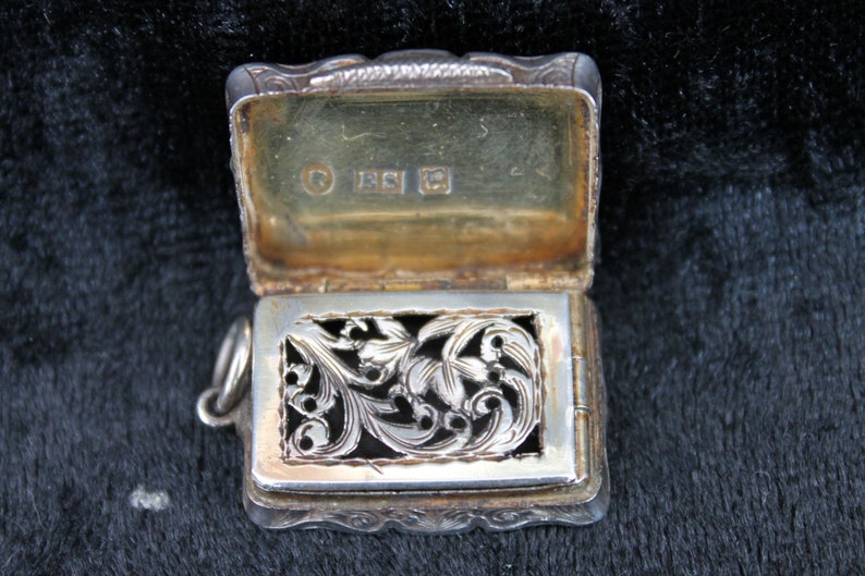 Victorian silver vinaigrette, made by Edward Smith, Birmingham 1898 silver, engraved silver locket pendant, image 2