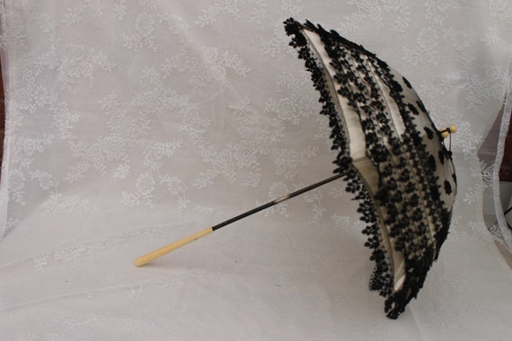 Victorian black lace and cream silk parasol, anti… - image 9