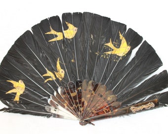 Antiker schwarzer Federfächer, mit Goldvögeln bemalter viktorianischer Handfächer, faltbarer Fächer mit Schildpattmonogramm, Federfächer im edwardianischen orientalischen Stil