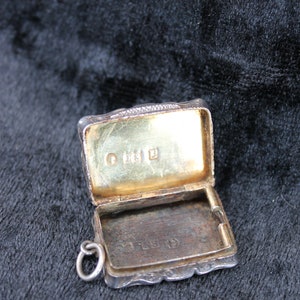 Victorian silver vinaigrette, made by Edward Smith, Birmingham 1898 silver, engraved silver locket pendant, image 9