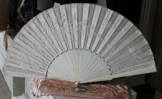 Victorian lace and satin hand fan, cream bovine b… - image 2