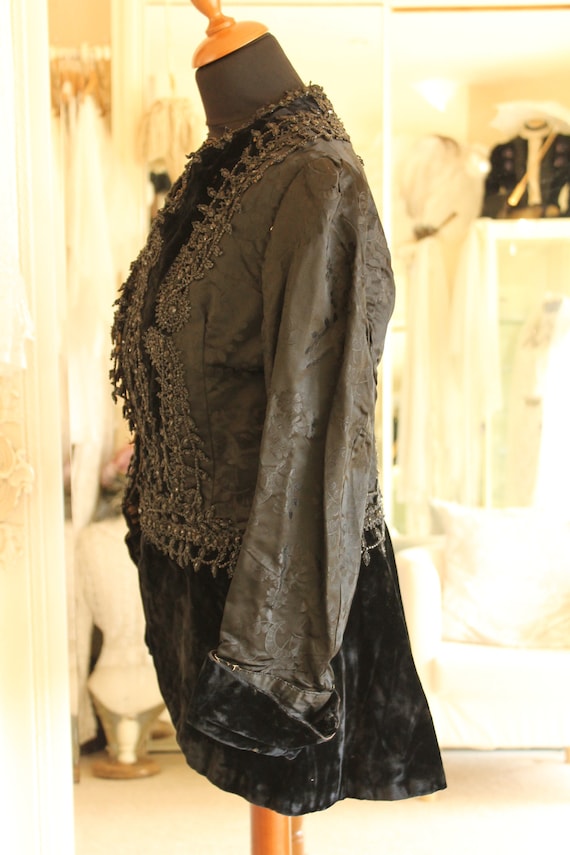 Victorian black velvet jacket, damask & velvet be… - image 6