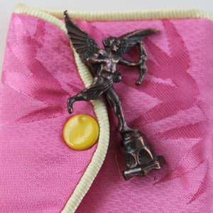 Broche cupidon édouardienne, broche en bronze antique, broche flèche de Cupidon dans une pochette en satin, bijoux épingles pour robe victorienne, broche vintage image 7