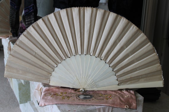 Victorian lace and satin hand fan, cream bovine b… - image 7